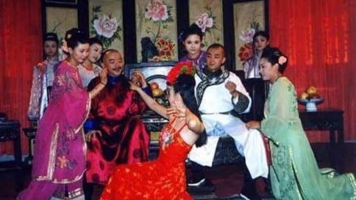 Quan tham Hòa Thân đã biến con gái nuôi thành người tình như thế nào?