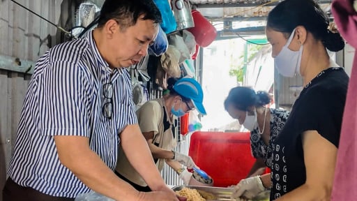 Đong đầy yêu thương trong những suất xôi sáng tại Phiên Chợ Trái Tim