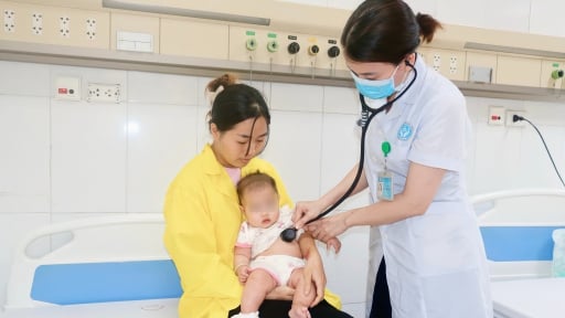 Đang chơi, bé 5 tháng tuổi ho sặc sụa, tím tái vì 'thủ phạm' khó lường