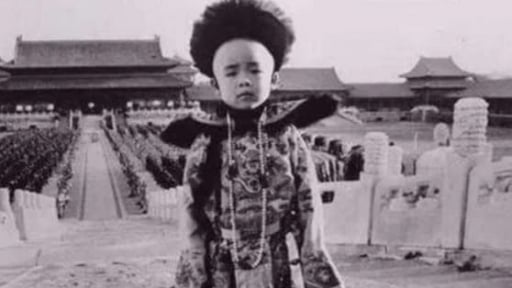 Phổ Nghi tan làm đứng chờ xe buýt, bỗng được gọi là 'Hoàng thượng' đã phản ứng thế nào?
