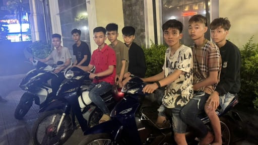 Làm rõ 11 quái xế ở Huế mang theo dao, súng ná cao su “diễu hành” trên đường phố 