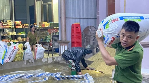 Mưa lớn bất thường, lũ về trong đêm, người dân Hà Tĩnh trắng đêm lo sơ tán người già, trẻ em, bảo vệ tài sản