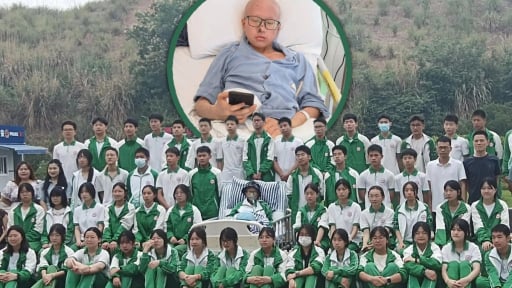 Bức ảnh lay động hàng triệu trái tim: Hơn 50 học sinh chụp ảnh tốt nghiệp cùng bạn mắc ung thư, một ngày sau bạn qua đời