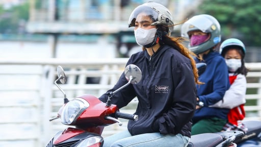 Giữa hè, người Hà Nội mặc áo ấm ra đường vì không khí lạnh “ghé thăm” bất ngờ