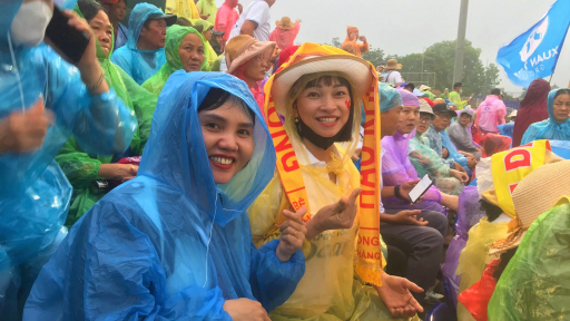 Nghìn CĐV Thép Xanh Nam Định đội mưa 'quẩy' tưng bừng trên sân Vinh