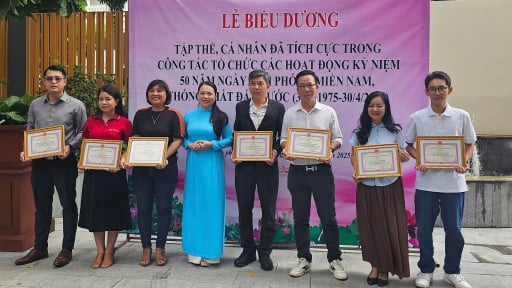 Phóng viên Báo Dân Việt được trao tặng giấy khen về tuyên truyền người Việt Nam ở nước ngoài