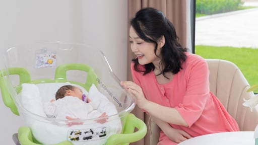 Nữ 'BTV trẻ nhất Thời sự 19h', từng lọt Top 10 Hoa hậu Việt Nam xuất hiện xinh đẹp sau khi sinh con