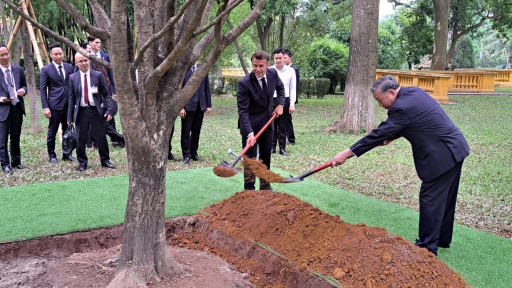 Tổng thống Pháp thăm nhà sàn Bác Hồ, trồng cây lưu niệm trong khu di tích
