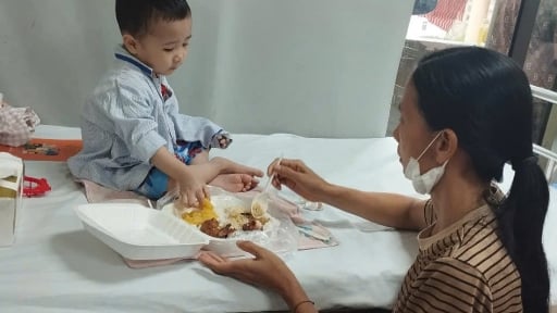 
Người mẹ nghèo gánh khoản nợ lớn vì các con liên tiếp phải nhập viện