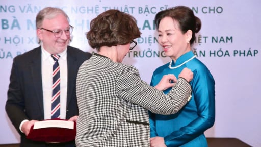 TS Ngô Phương Lan được trao Huân chương Văn học và Nghệ thuật bậc Sĩ quan của Pháp