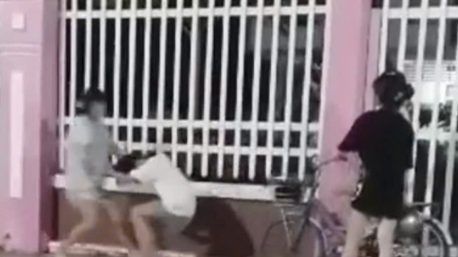 Xôn xao 2 clip nữ sinh đánh bạn ở An Giang