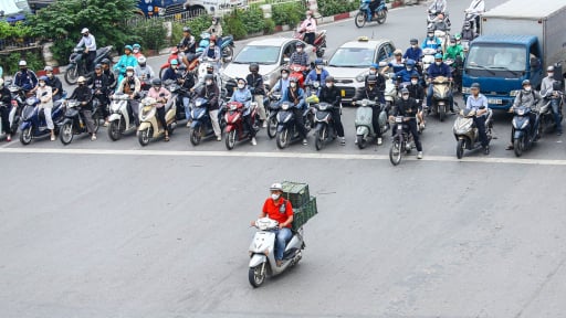 “Nhờn” Nghị định 168, nhiều tài xế vẫn vô tư chiếm vỉa hè của người đi bộ, vượt đèn đỏ