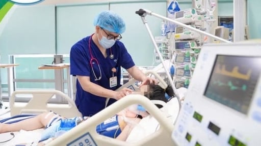 Bị cửa cuốn kẹp cổ, bé gái 11 tuổi tím tái, ngừng tuần hoàn