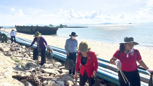 Hội Nông dân TP.HCM về huyện duyên hải duy nhất của Thành phố để tặng quà và nhặt rác làm sạch bãi biển