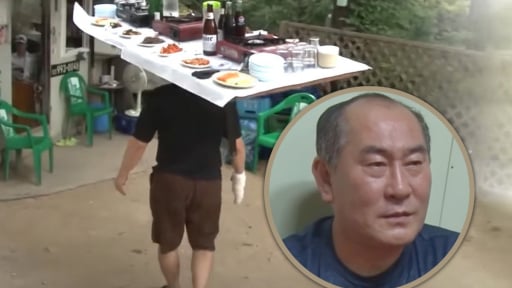 Chủ quán Hàn Quốc gây sốt khi đội cả bàn ăn đầy ắp đồ lên đầu phục vụ khách