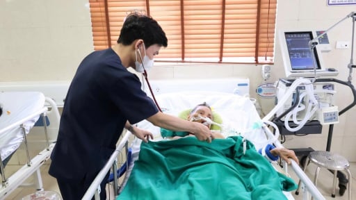 Vừa vào mùa nắng nóng, nhiều ca đột quỵ nhập viện, bác sĩ cảnh báo nguy hiểm