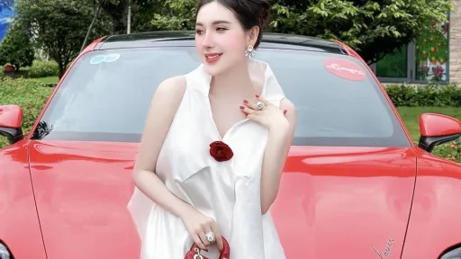 Ngân Collagen bị soi dùng túi hiệu giả, mặc đồ 'Christian Diro'