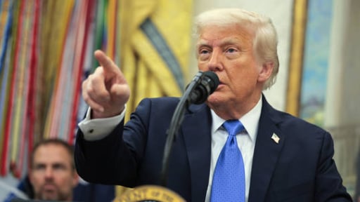 Ông Trump bất ngờ cảnh báo ông Putin 'đang đùa với lửa'