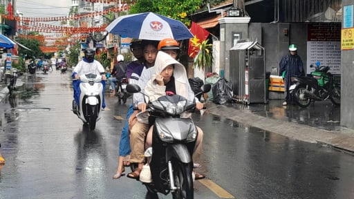 TP.HCM mưa lớn tối qua và sáng nay, cơ quan chức năng cảnh báo việc du lịch Đà Lạt