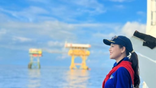 Khoảnh khắc Thu Quỳnh rơi nước mắt khi công tác ở đảo Trường Sa