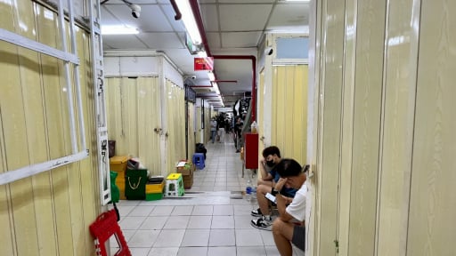 Chiêu né kiểm tra của tiểu thương Saigon Square: Nghe bộ đàm là đóng cửa, trùm mền quầy hàng