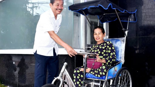 Công ty TNHH MTV Xổ số kiến thiết Cà Mau tặng xe lăn cho người bán vé số dạo bị khuyết tật