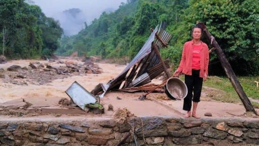 Bản làng ở miền Tây Nghệ An tan hoang sau lũ quét, bộ đội và chính quyền đang giúp dân khắc phục hậu quả
