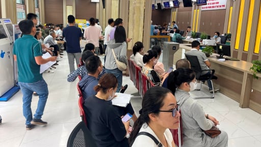 Người dân Hải Dương kéo nhau đi làm một thủ tục liên quan đến nhà cửa, đất đai, trước giờ sáp nhập với Hải Phòng