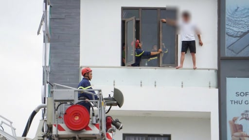 Kinh hãi cảnh nam thanh niên trèo ra ngoài lan can nhà nghỉ nghi tự tử