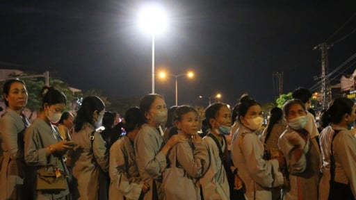 'Biển người' xếp hàng xuyên đêm chờ vào chiêm bái xá lợi Phật ở Đà Nẵng