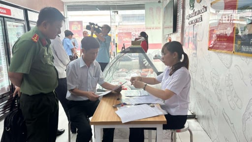 NÓNG: Công an, quản lý thị trường có mặt tại cửa hàng thực phẩm sau thông tin C.P chế biến lợn, gà bệnh 
