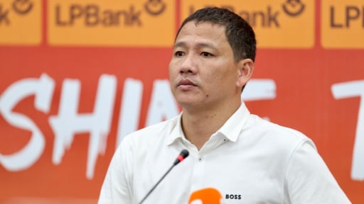 HLV Anh Đức làm rõ việc 'cất' Tiến Linh trên ghế dự bị