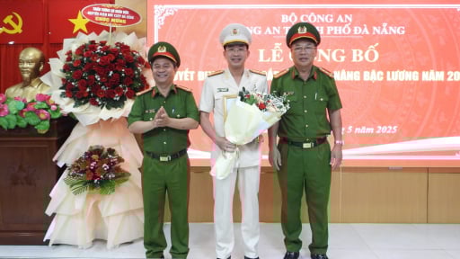 Bộ trưởng Bộ Công an thăng cấp bậc hàm cho Phó Giám đốc phụ trách Công an Đà Nẵng 