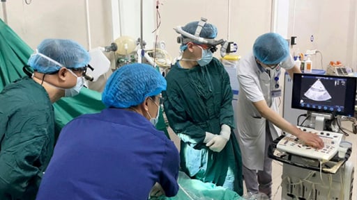 Cuộc 'chạy đua' sinh tử trong đêm, cứu bé gái bị viêm cơ tim tối cấp