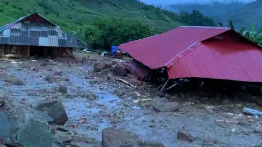 Lũ quét trong đêm, cuốn trôi nhiều nhà dân ở xã Nhôn Mai, Tương Dương, Nghệ An