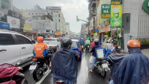 Trưa nay ở TP.HCM bất ngờ mưa to, gió lớn, bầu trời đen kịt