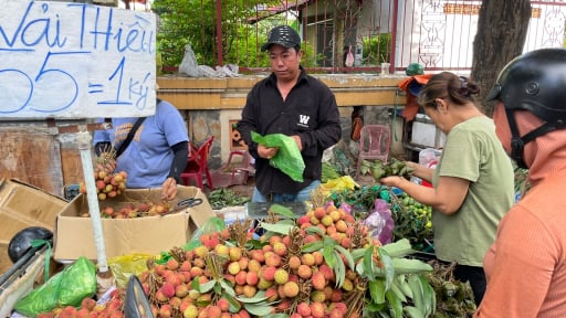 Mùng 5 tháng 5 cúng gì? Người dân TP.HCM đổ về các chợ để mua những mặt hàng này
