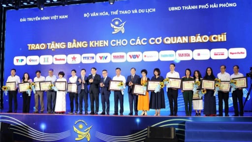 Báo chí đóng vai trò gì trong phát triển các ngành công nghiệp văn hoá?