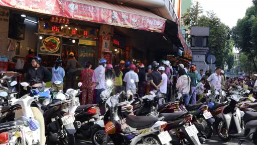 Tết Đoan Ngọ: Dòng người rồng rắn xếp hàng từ mờ sáng mua gà, vịt quay cúng lễ