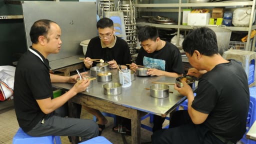 Những bữa cơm ấm tình do bạn đọc Dân Việt gửi tới người khiếm thị