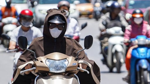 Hà Nội nắng nóng hơn 40 độ C, ra ngoài trời là thấy khó thở, vã mồ hôi