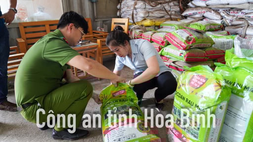 
Công an phát hiện hàng trăm tấn phân bón giả, kém chất lượng, khởi tố một giám đốc chi nhánh