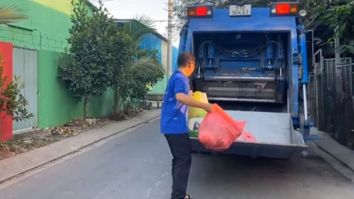 Hôm nay TP.HCM chính thức thu tiền rác theo giá mới, mỗi lần đi bỏ rác người dân có cần cân ký không?