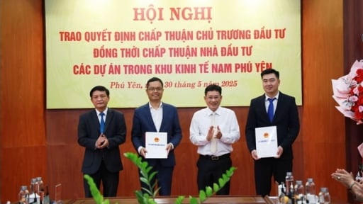 Tỉnh Phú Yên trao quyết định cho nhà đầu tư, có lãnh đạo tỉnh Đắk Lắk tham dự, trước giờ hai tỉnh sáp nhập thành tỉnh Đắk Lắk mới
