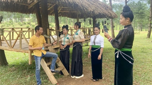 'Tăng giàu' thông tin, nâng cao tinh thần tự lực của đồng bào, một giải pháp giảm nghèo bền vững