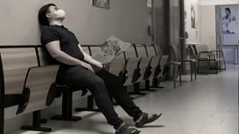 Người đàn ông tranh thủ nội soi dạ dày trong lúc đưa vợ đi khám thai, 'chết lặng' bên hành lang khi xem kết quả 