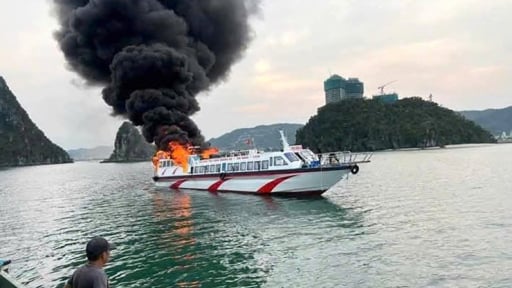 Tàu cao tốc bất ngờ bốc cháy tại Vân Đồn