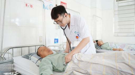 Chạy marathon trong nắng nóng, 2 người suy thận cấp, máu cô đặc
