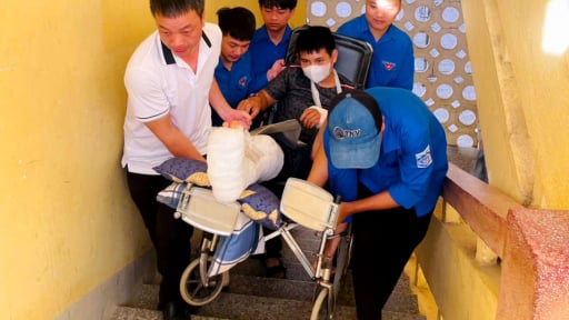 Hà Tĩnh: Nam sinh gãy chân phải, tay trái được khiêng vào phòng thi, ngồi riêng một bàn đặc biệt