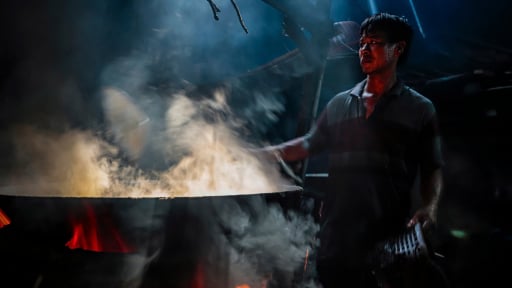 Đặc sản Bình Định ra lò ở một nơi 'nóng cháy da, khói chảy nước mắt', ám mùi mực, hầm hập nhiệt độ 70 độ C